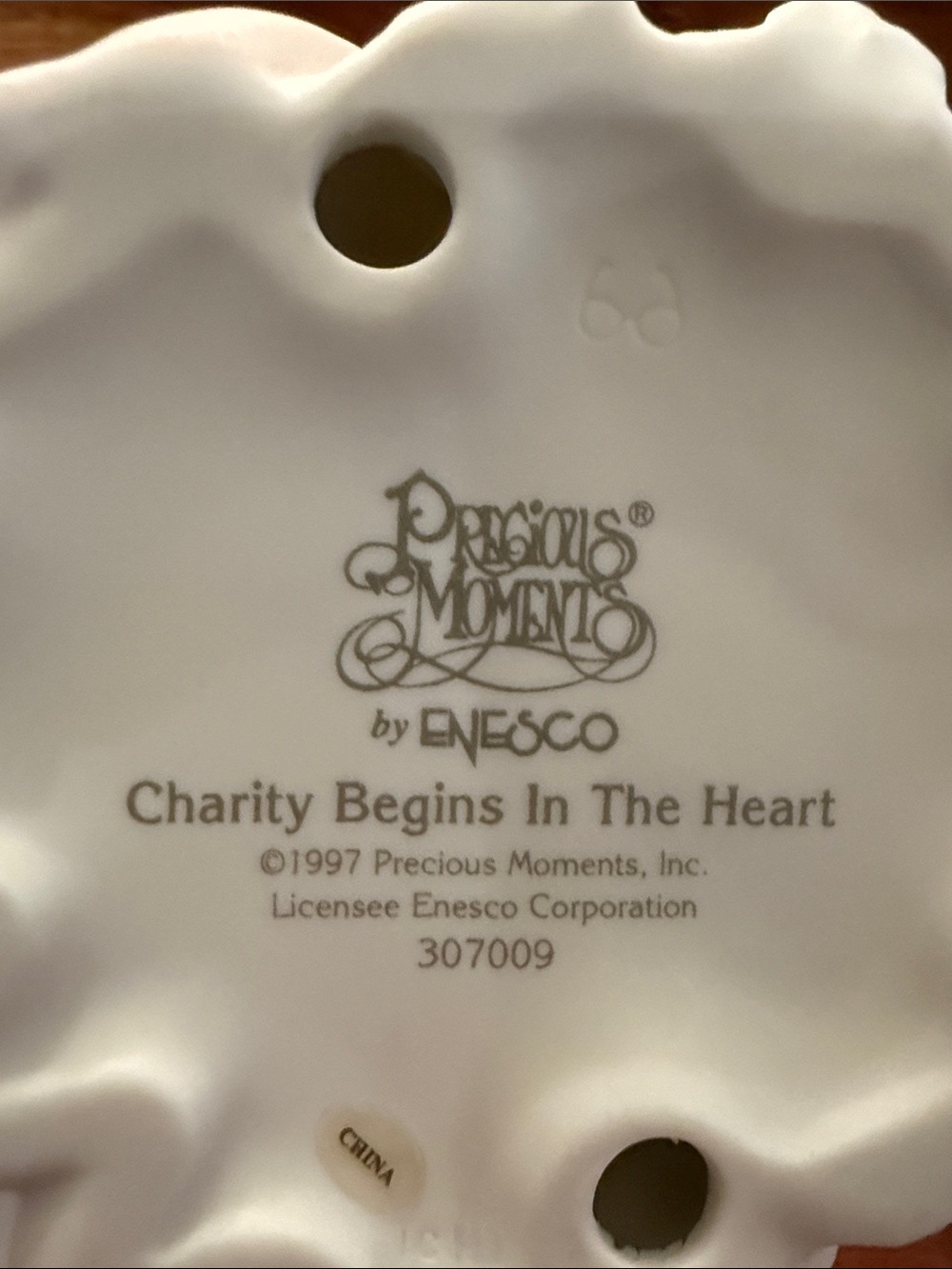 Precious Moments - Charity Begins In The Heart 307009 PM3 - Picture 2 of 8